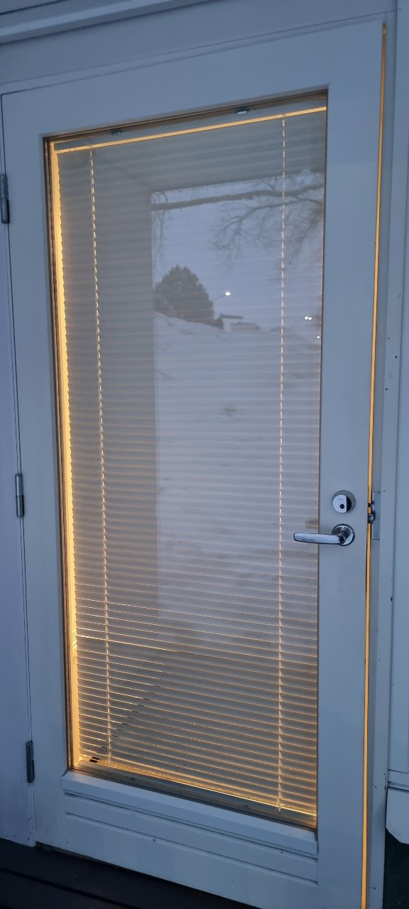 Alumiinisälekaihdin parvekkeen oveen - Image 2