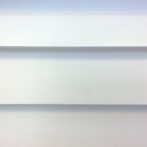 Valkoinen puusälekaihdin