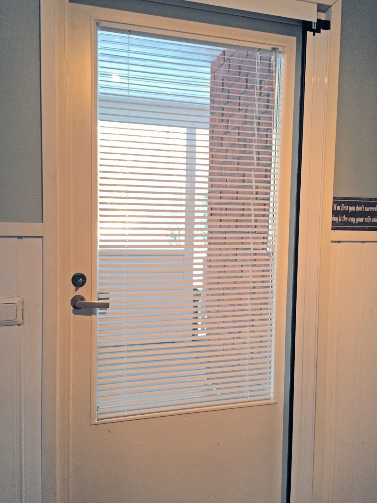 Alumiinisälekaihdin parvekkeen oveen - Image 5